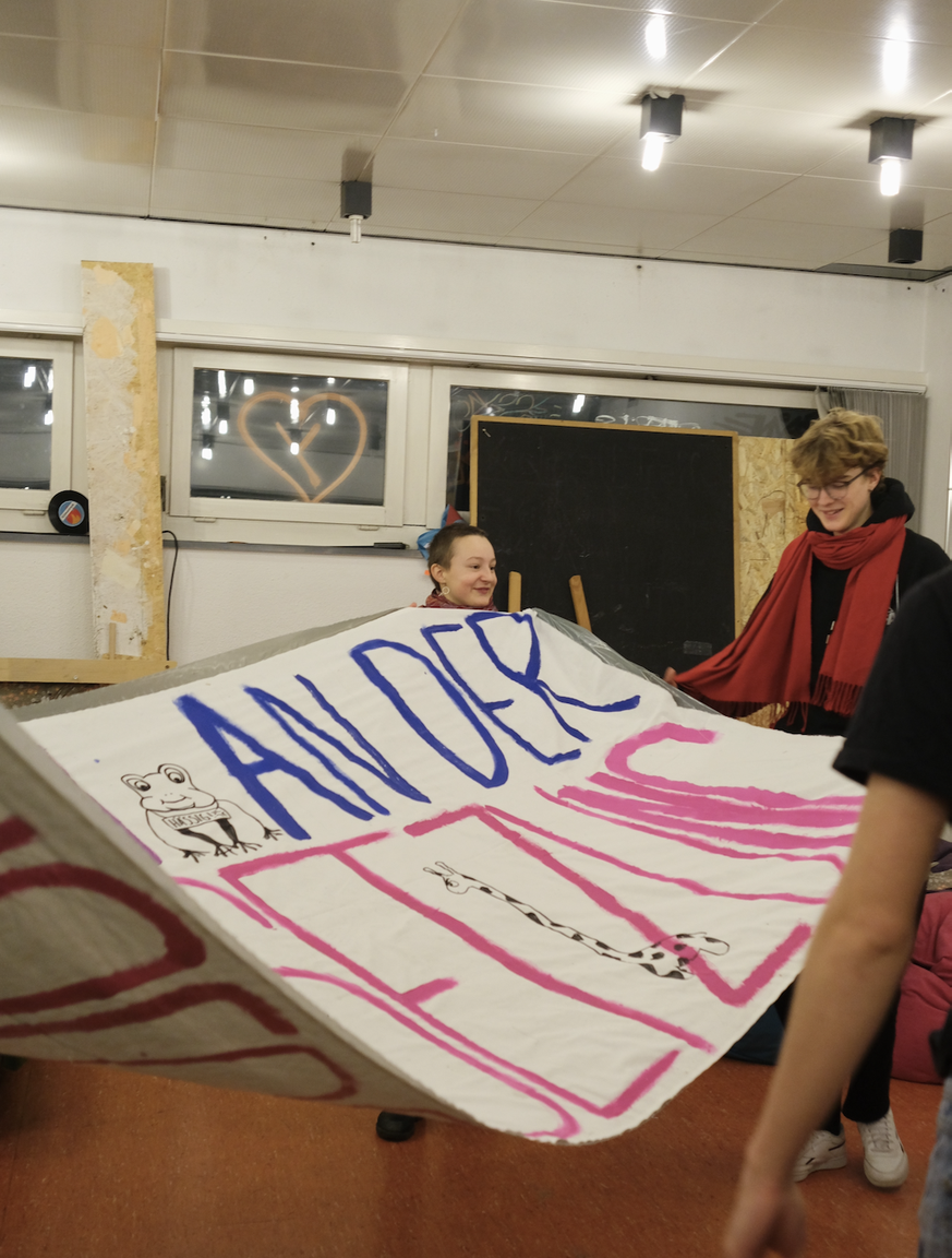 So friedlich wie der «hässige» Frosch auf dem Banner sollen auch die Schulbesetzungen werden.