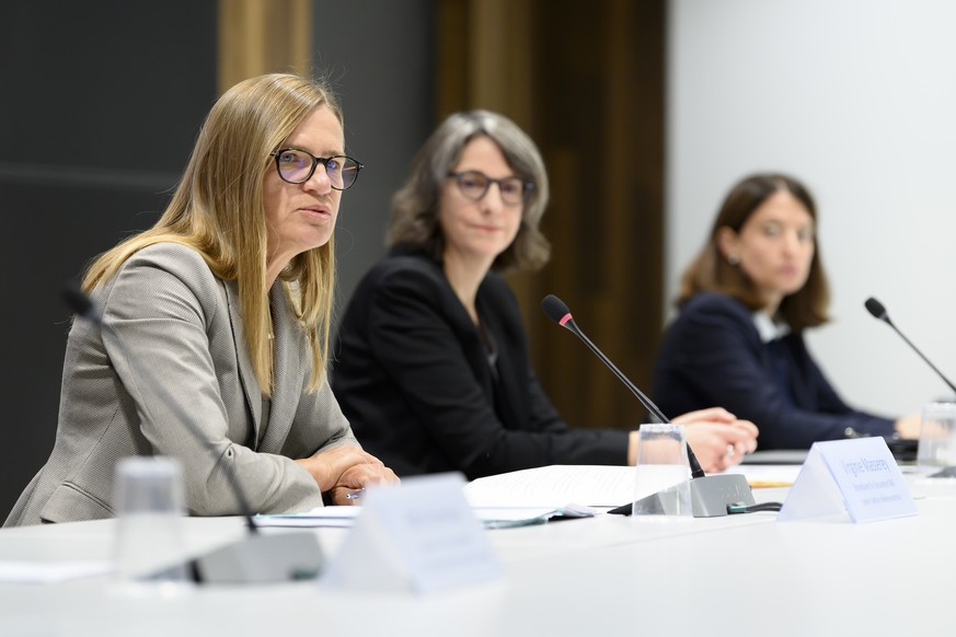 Virginie Masserey, Leiterin Sektion Infektionskontrolle BAG, links, spricht an der Seite von Anne Levy, Direktorin BAG, Mitte, und Nora Kronig, Leiterin Internationales BAG, rechts, waehrend einem Poi ...