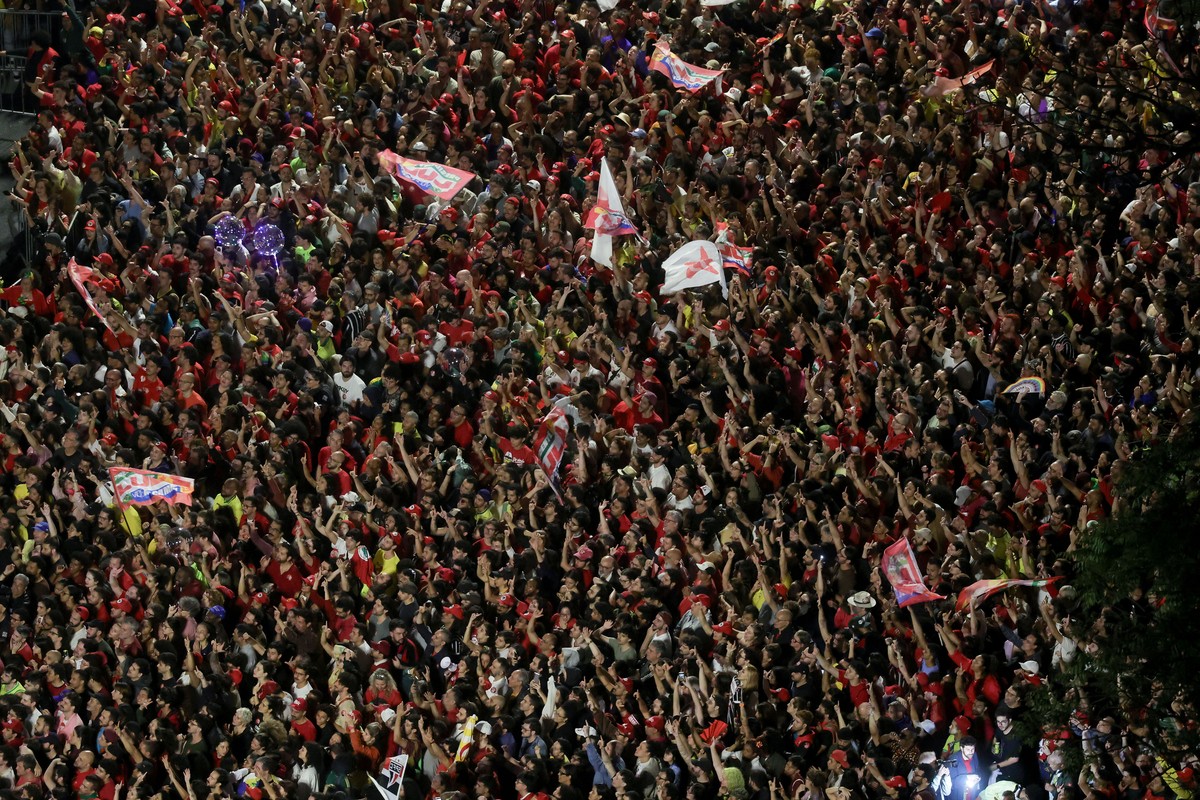 epaselect epa13332086 Supporters of Brazilian President Luiz Inacio Lula da Silva celebrate in Sao Paulo, Brazil, 25 October 2026. Lula won the presidential runoff election against Brazilian Senator F ...