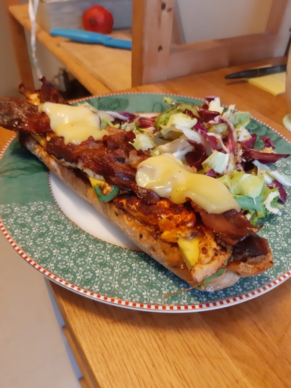Weil ihr jetzt alle wie wild am Backen seid: 12 Sandwiches, um euer Brot aufzubrauchen
Mein Lieblingssandwich: Kühlschrank-Reste-Freestyle... hier als Beispiel ein Avocado-Bacon-Gurken Sandwich mit Ra ...