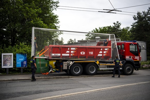 Les pompiers de la ville de Lausanne evacuent un but de football a cote de policiers et de jeunes du quartier des Boveresses lors de la crise du Coronavirus (Covid-19) le vendredi 22 mai 2020 a Lausan ...