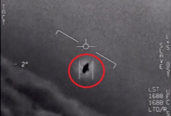Die Aufnahme stammt von der Kamera eines US-Kampfjets und soll ein unbekanntes Flugobjekt zeigen. Die Geschichte dazu gibt es hier.