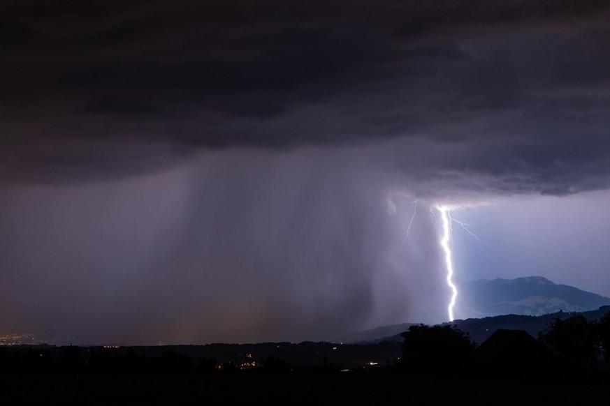 Downburst, Blitz, Gewitter (Symbolbild)