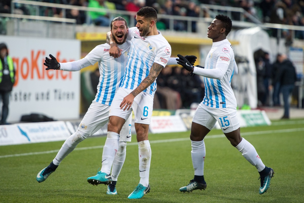 Die Zuercher Adrian Winter, links, und Victor Palsson, mitte, feiern den 0-2 Treffer von Adrian Winter, im Fussball Super League Spiel zwischen dem FC St. Gallen und dem FC Zuerich, im Kybunpark, am S ...