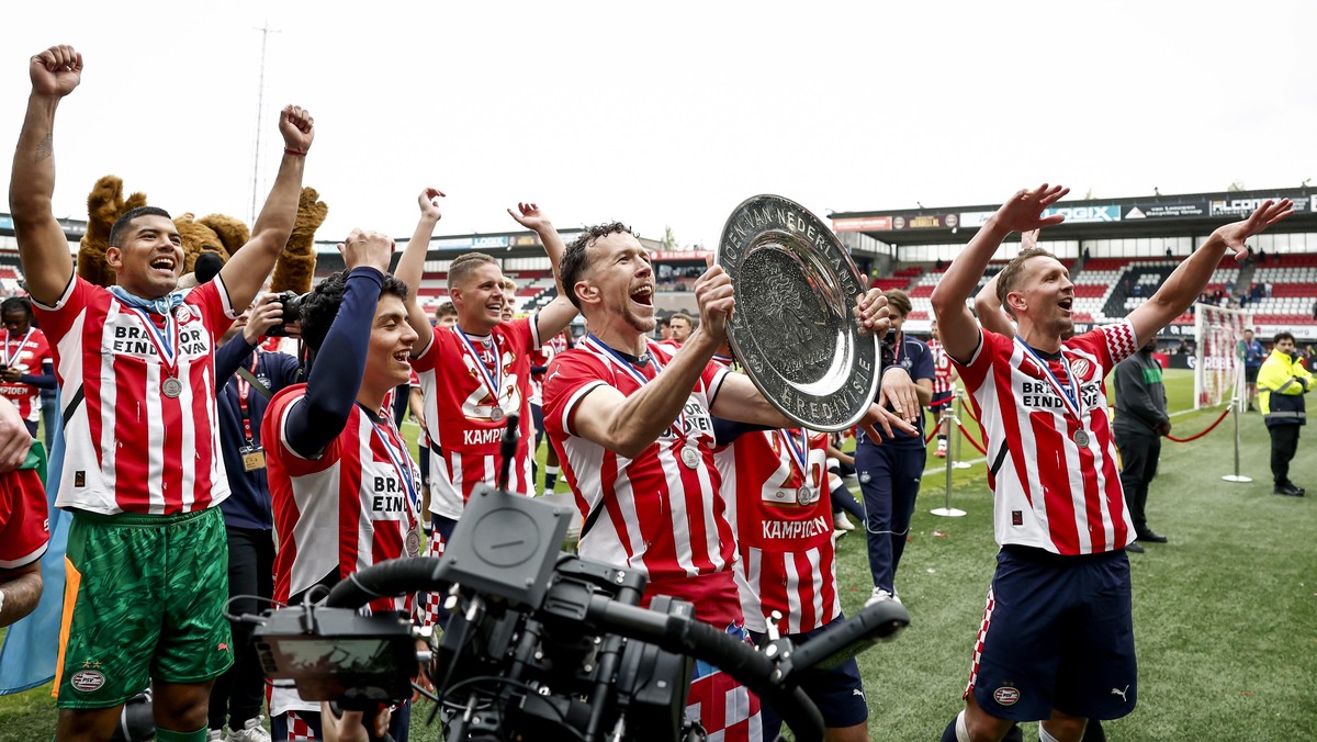 epa12113531 Players of PSV celebrate the championship after the Dutch Eredivisie match between Sparta Rotterdam and PSV at Sparta Stadion Het Kasteel in Rotterdam, Netherlands, 18 May 2025. EPA/ROBIN  ...