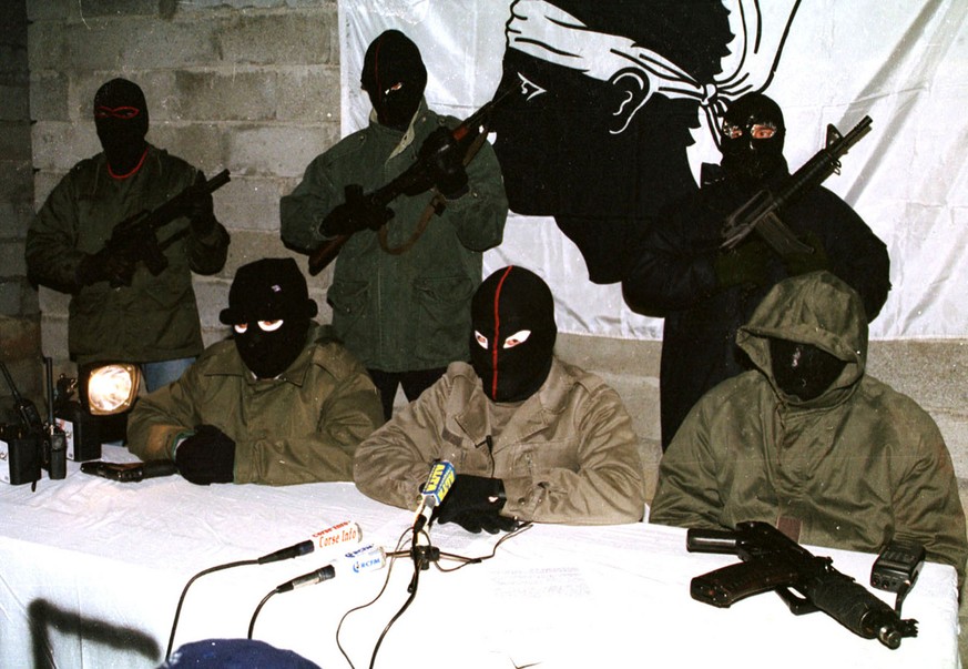 Hoodded and heavily-armed Corsican militants of the Corsican National Liberation Front-Historic Wing (FLNC) anounce early Monday Jan 26, 1998 an end to their 7-month old truce, saying France&#039;s So ...