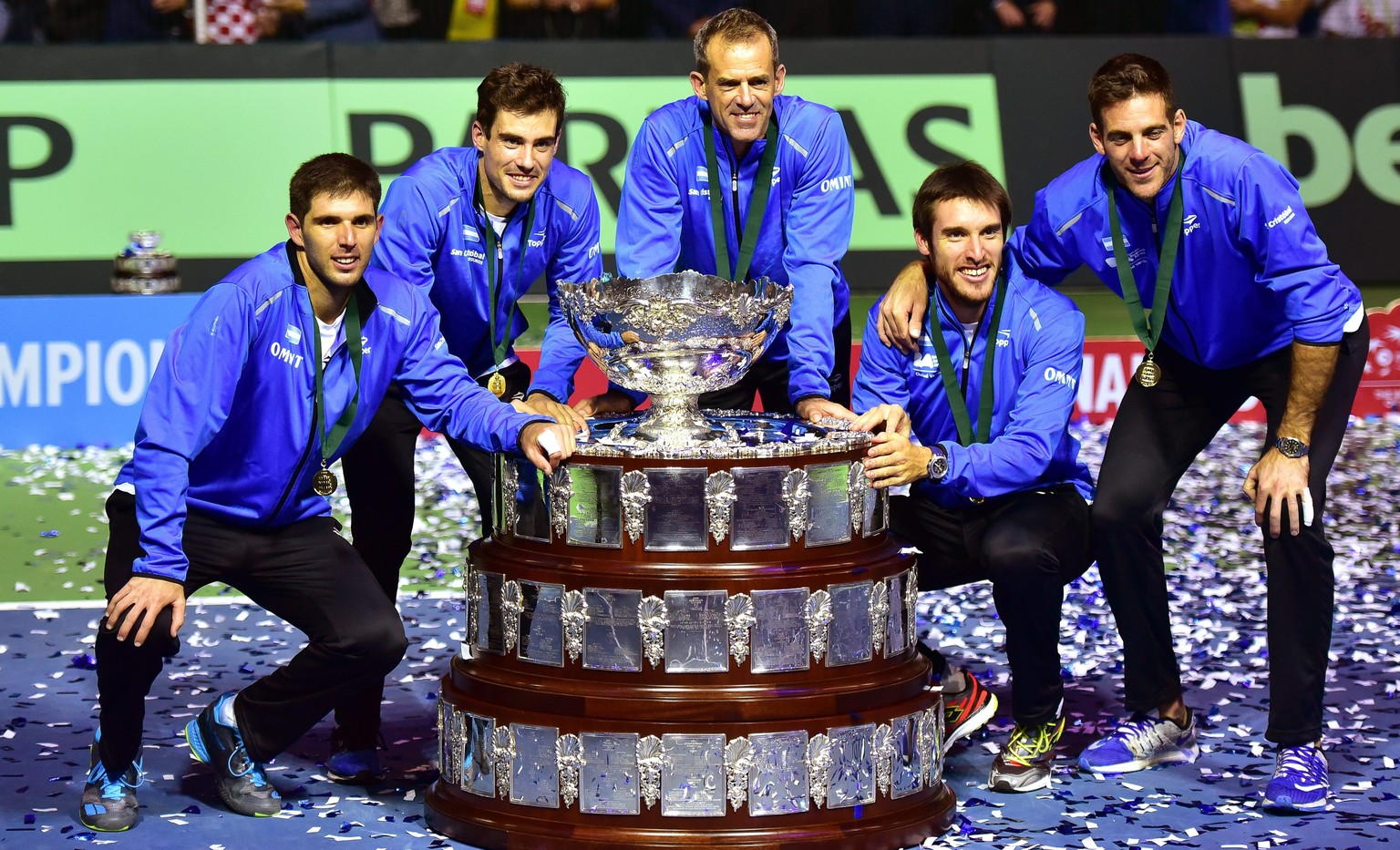 epa05650327 Argentinian Davis Cup team players (L-R) Federico Delbonis, Guido Pella, captain Daniel Orsanic, Leonardo Mayer, and Juan Martin del Potro pose with their trophy after defeating Croatia in ...