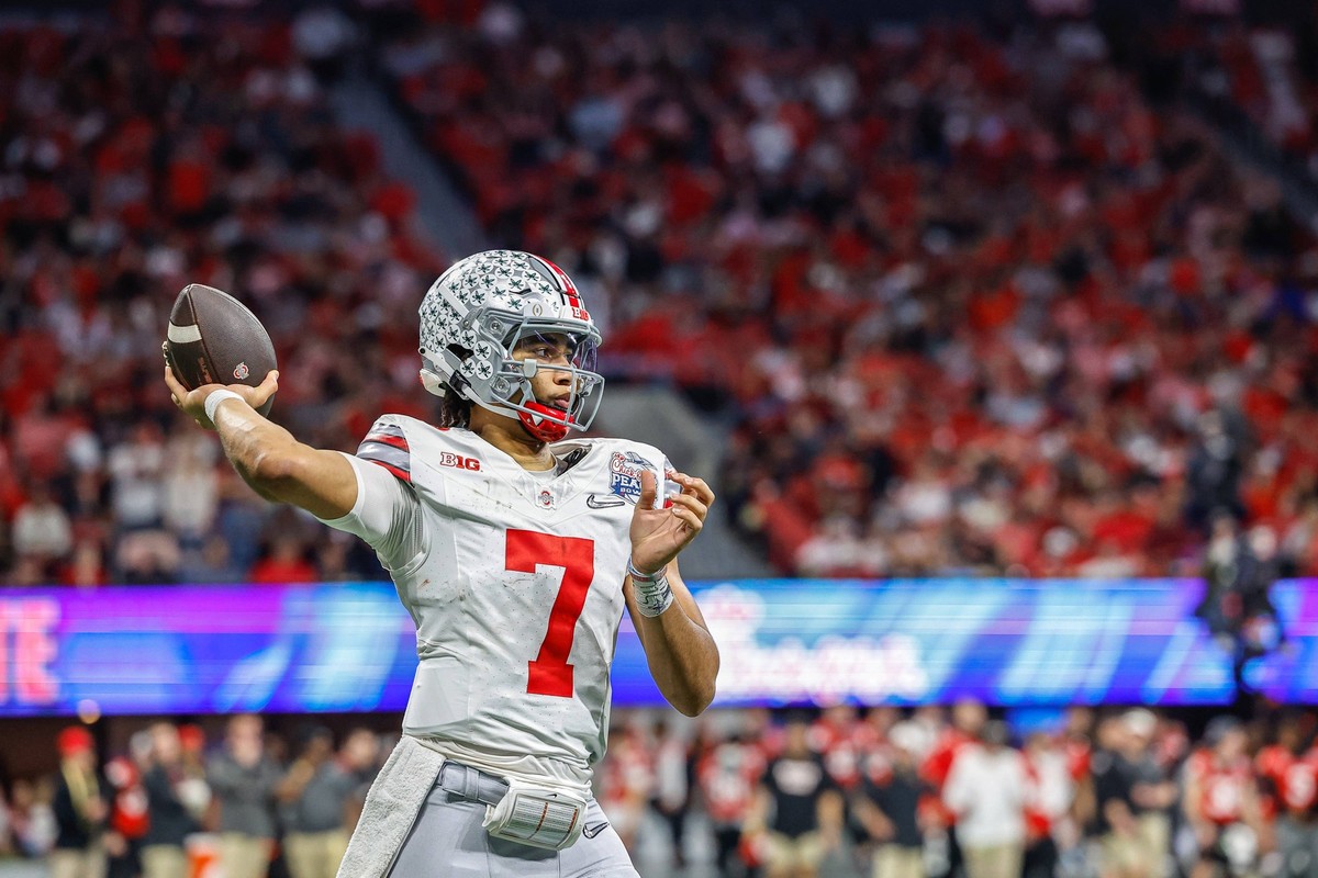 NCAA, College League, USA Football 2022: Chick-fil-A Peach Bowl: Ohio State vs Georgia DEC 31 December 31, 2022: Ohio State s CJ Stroud 7 looks for a receiver during the Chick-fil-A Peach Bowl a Colle ...