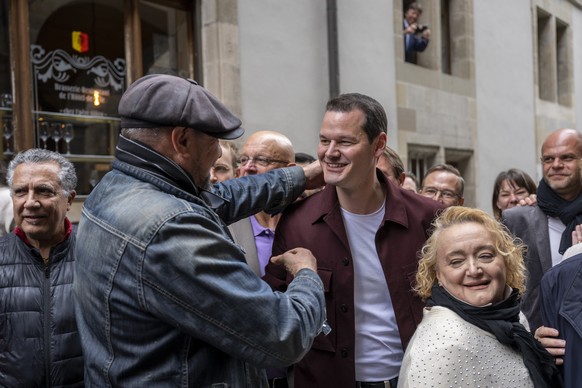 Le candidat au Conseil d&#039;Etat, Pierre Maudet, Libertes et Justice sociale, est felicite a son arrivee, lors du second tour de l&#039;election du Conseil d&#039;Etat genevois, ce dimanche 30 avril ...