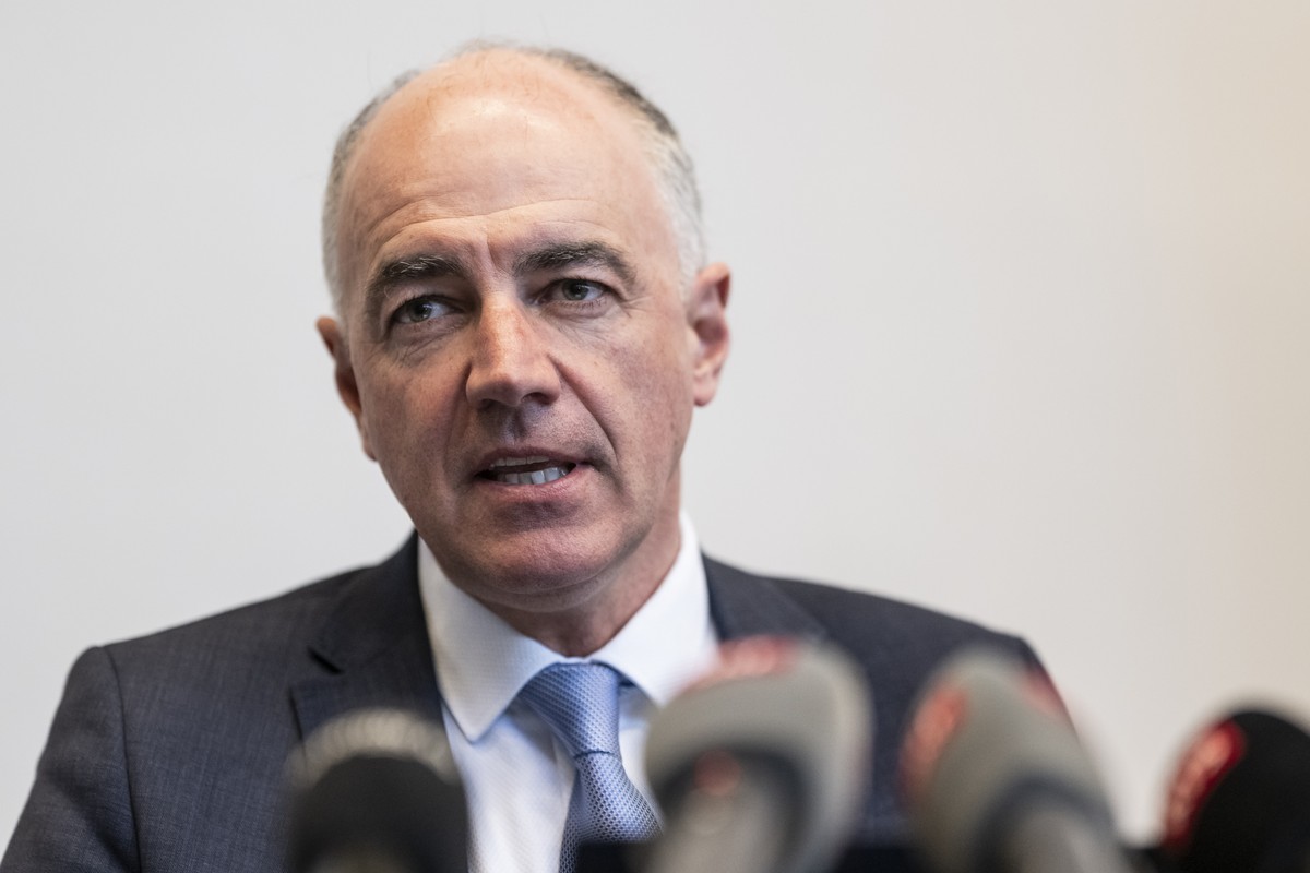 Der Walliser Staatsrat Christophe Darbellay, die Mitte, erklaert vor den Medien, dass er nicht fuer den frei werdenden Sitz im Bundesrat kandidieren will, am Sonntag, 2. Februar 2025 in Charrat bei Ma ...