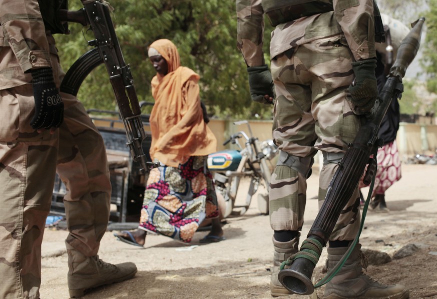 Der mittlerweile sechs Jahre andauernde Konflikt im bevölkerungsreichsten Land Afrikas hat Tausende Opfer gefordert und über 1.5 Millionen Menschen zur Flucht gezwungen –&nbsp;Nigerianische Soldaten in der befreiten Stadt Gwoza.