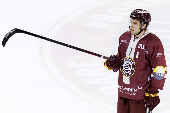 Geneve-Servette&#039;s defender Henrik Toemmernes gestures, during a National League regular season game of the Swiss Championship between Geneve-Servette HC and HC Ajoie, at the ice stadium Les Verne ...