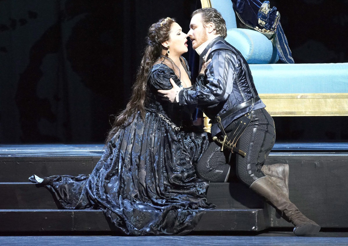 epa02667338 A handout picture released by the Vienna State Opera on 03 April 2011 shows Russian mezzo-soprano Anna Netrebko (L) in the role of Anna Bolena during a rehearsal of Gaetano Donizetti' ...