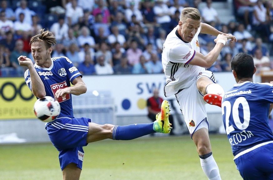 Der Basler Marc Janko, 2. v.r., trifft zum 2:2 neben Luzerns Francois Affolter, links, waehrend dem Super League Fussballspiel zwischen dem FC Luzern und dem FC Basel am Sonntag, 7. August 2016, in de ...