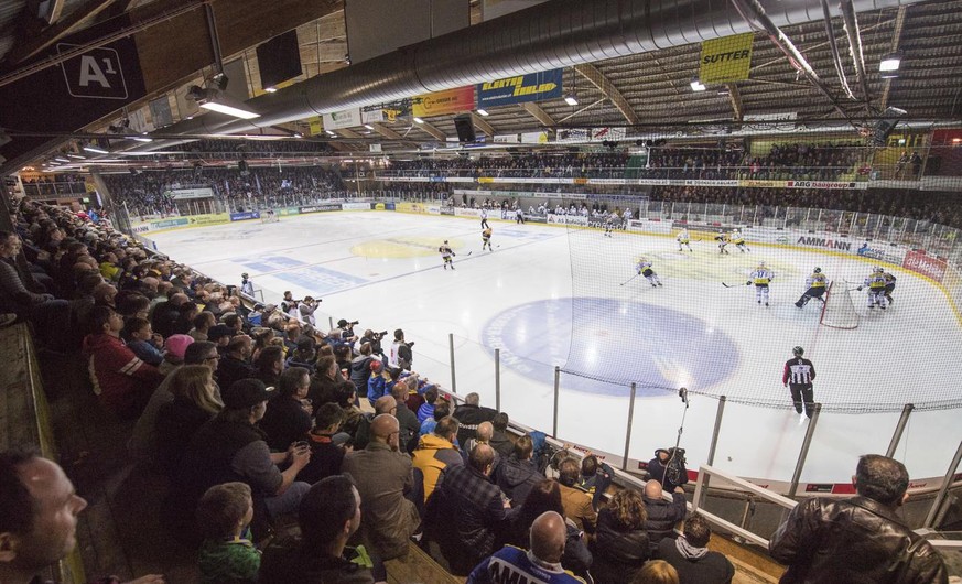 Die Ausverkaufte Schorenhalle, beim 2. Spiel der Ligaqualifikation, zwischen dem SC Langenthal und dem HC Ambri-Piotta, am Samstag, 8. April 2017, in der Eishalle Schoren in Langenthal. (KEYSTONE/Marc ...