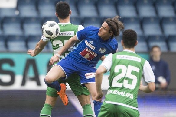 Hekuran Kryeziu, mitte, von Luzern im Spiel gegen Danijel Aleksic, links, und Nassim Ben Khalifa, rechts, von St Gallen beim Super League Meisterschaftsspiel zwischen dem FC Luzern und dem FC St Galle ...