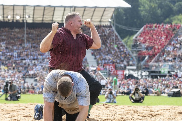 Christian Stucki, oben, und Armon Orlik, unten, im 3. Gang am Eidgenoessischen Schwing- und Aelplerfest (ESAF) in Pratteln, am Samstag, 27. August 2022. (KEYSTONE/Urs Flueeler).
