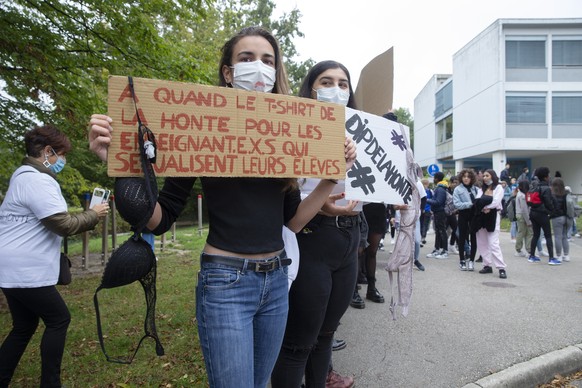 Des eleves portent des pancartes, lors d�une manifestation pour protester contre le reglement vestimentaire du DIP devant le college de Pinchat, ce mercredi 30 septembre 2020 a Geneve. Les eleves qui  ...
