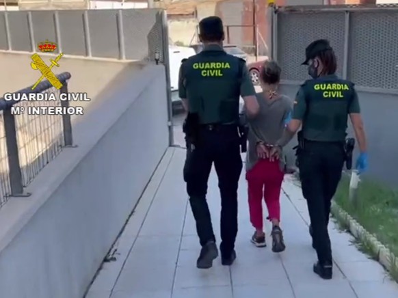 Die 39-jährige Schweizerin wird abgeführt, Twitter-Video der Guardia Civil.