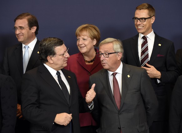 Kompromiss nach zähem Ringen: Der abtretende&nbsp;EU-Kommissionspräsident Jose Manuel Barroso (vorne links) spricht mit seinem Nachfolger Jean-Claude Juncker.