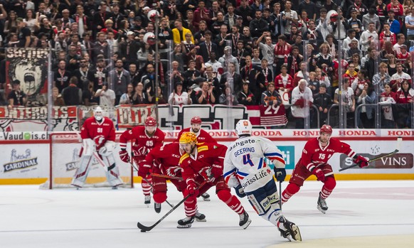 Le top scorer lausannois CHristoph Bertschy, gauche, lutte pour le puck avec le defenseur zuerichois Patrick Geering, droite, lors de la rencontre du championnat suisse de hockey sur glace de National ...