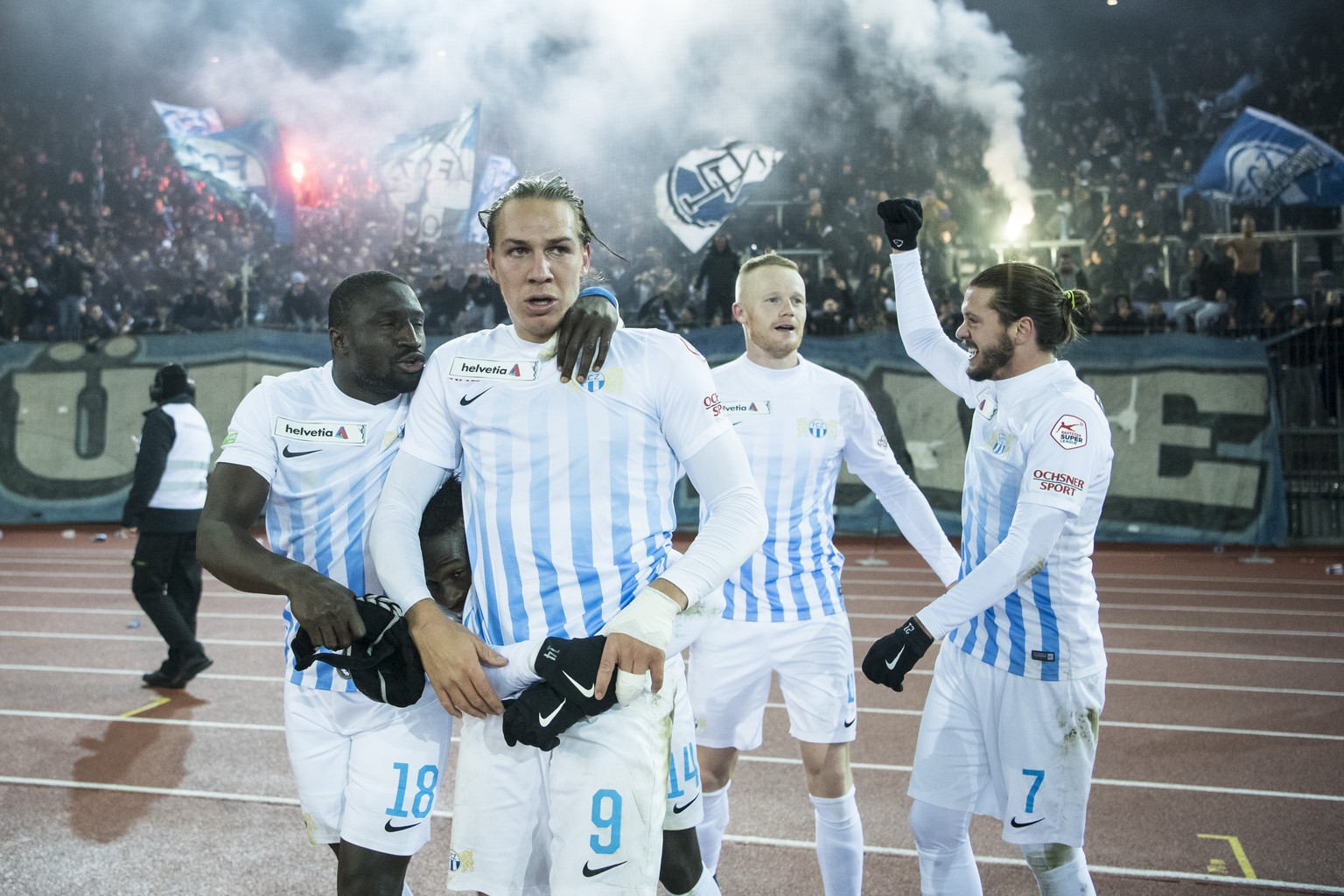 Zuerichs Michael Frey jubelt mit seinen Mitspielern nach seinem 3:2 Tor beim 1/4-Final Cup Spiel zwischen dem FC Zuerich und dem FC Thun im Letzigrund, am Mittwoch, 29. November 2017 in Zuerich. (KEYS ...