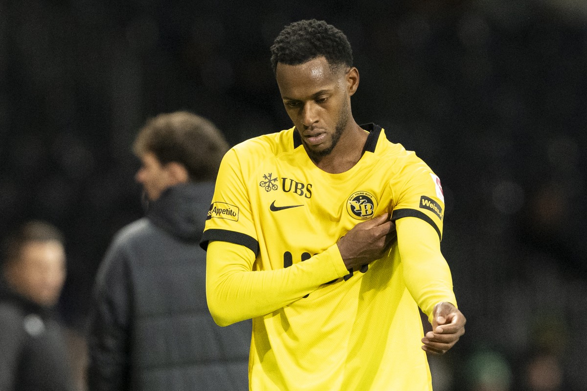 Edimilson Fernandes (YB) reagiert nach seiner Roten Karte und dem Platzverweis im Fussball Meisterschaftsspiel der Swiss Super League zwischen BSC Young Boys, YB, und FC St.Gallen 1879, SG, vom Samsta ...