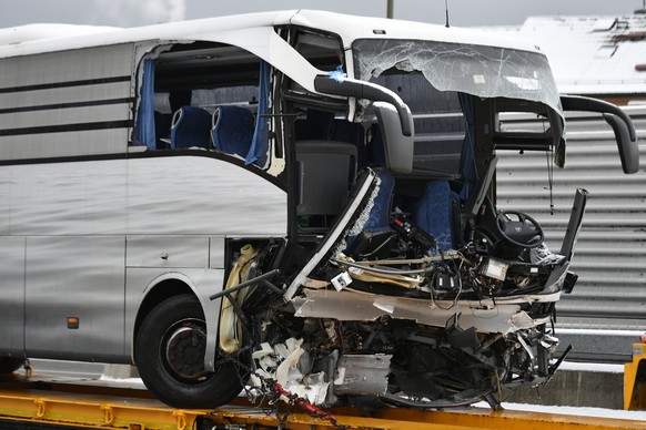 Verunfallter Reisecar in Zuerich am Sonntag, 16. Dezember 2018. Bei einem schweren Verkehrsunfall eines Reisecars auf der Autobahn A3 bei Zuerich ist am Sonntagmorgen eine Frau ums Leben gekommen. 44  ...