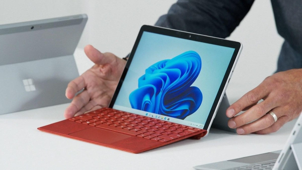 Mit dem Type Cover verwandelt sich das Surface Go 3 in einen kleinen, günstigen Laptop.