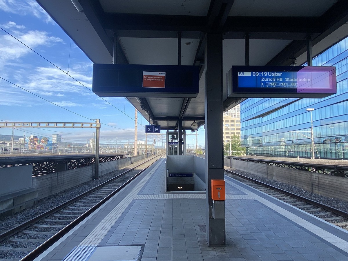 Auch am Bahnhof Zürich Hardbrücke funktioniert eine Anzeigetafel seit mehreren Wochen nicht.