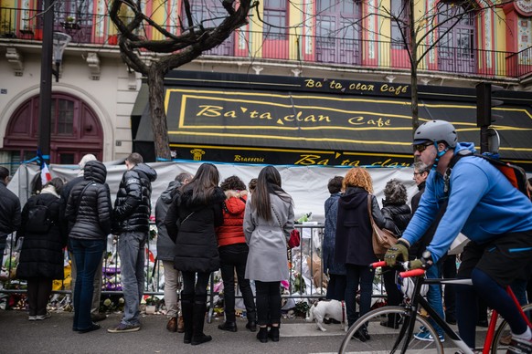 epa05067791 One month after the Paris attacks, people continue to gather in front of the Bataclan Theater to pay tribute to the victims of the 13 November Paris attacks, in Paris, France, 13 December  ...