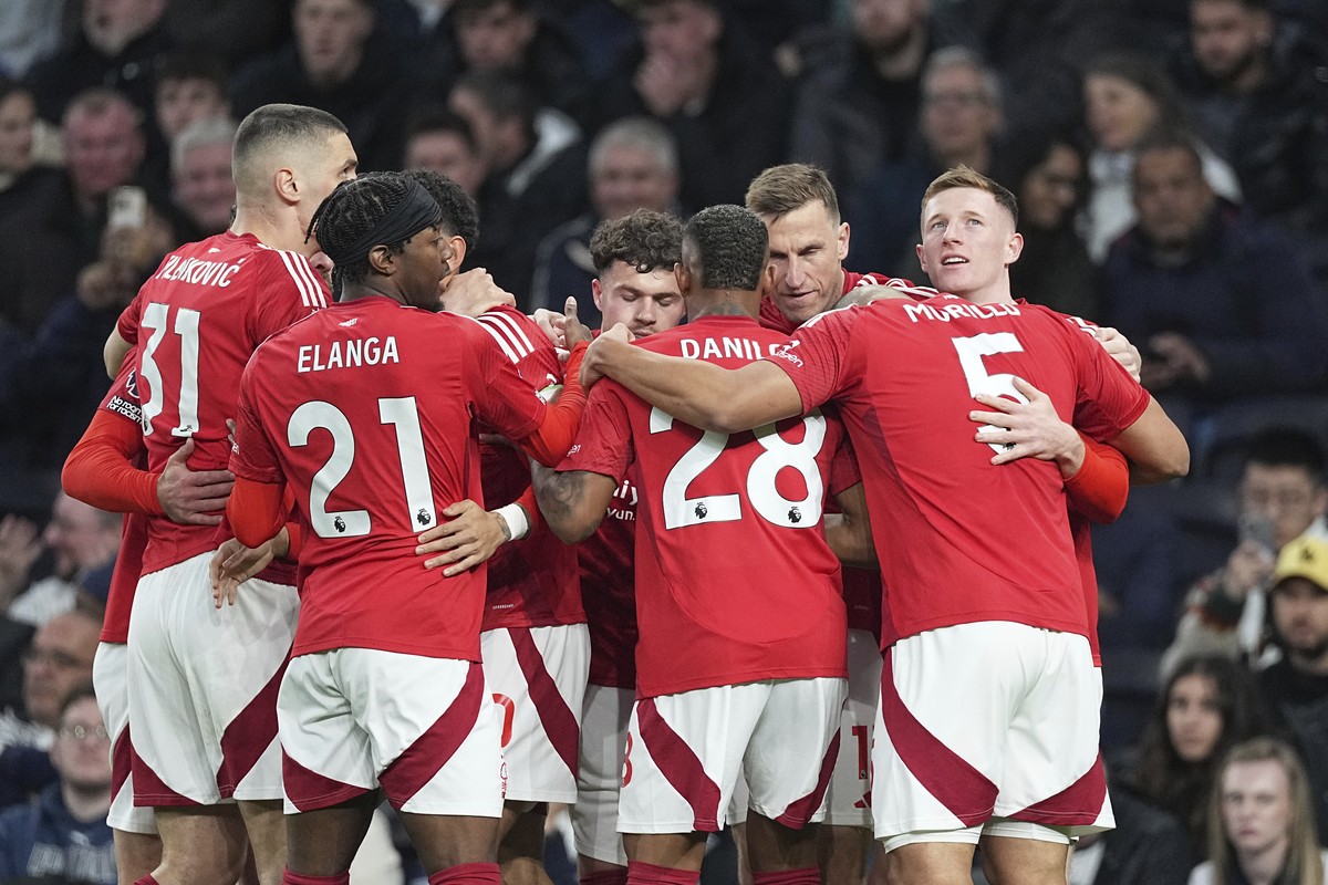 Nottingham Forest players celebrate after Nottingham Forest's Elliot Anderson, right, scored his side's opening goal during the English Premier League soccer match between Tottenham and Nott ...