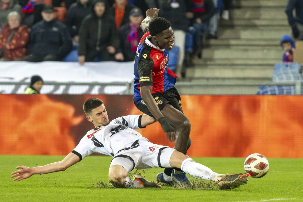 Luganos Albian Hajdari, links, gegen Basels Thierno Barry, rechts, im Viertelfinale des Schweizer Fussball Cups zwischen dem FC Basel 1893 und dem FC Lugano im Stadion St. Jakob-Park in Basel, am Mitt ...