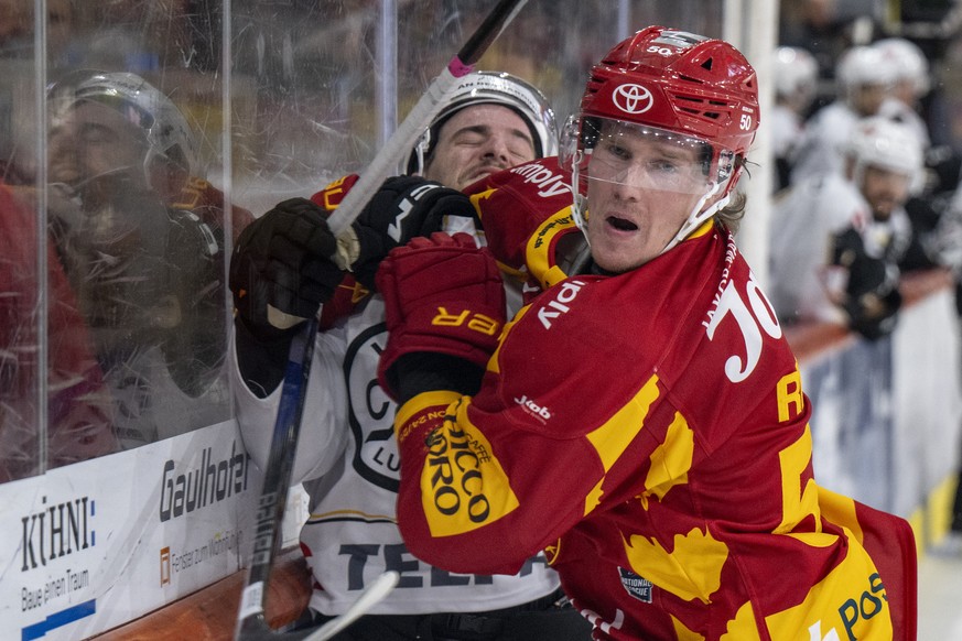 Juuso Riikola (SCL), rechts, kaempft um den Puck mit Marco Mueller (HCL) im Spiel der Eishockey National League zwischen SCL Tigers, SCL, und HC Lugano, HCL, vom Dienstag, 1. Oktober 2024 in Emmental  ...