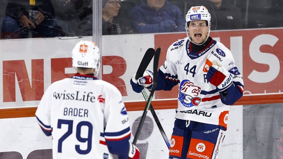 Mikko Lehtonen (ZSC), rechts, jubelt nach seinem Tor zum 0-1 mit Teamkollege Thierry Bader (ZSC) im Eishockey Meisterschaftsspiel der National League zwischen dem SC Bern und den ZSC Lions, am Samstag ...