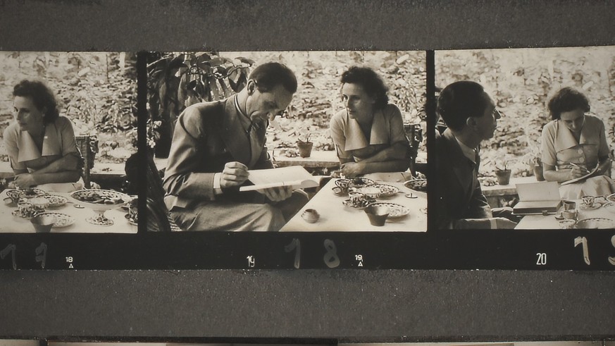 Kontaktbogen aus dem Bestand von Heinrich Hoffmann, jetzt National Archive: Joseph Goebbels (Reichsminister für Volksaufklärung) zu Besuch bei Leni Riefenstahl in ihrer Villa in Berlin-Dahlem (1937)