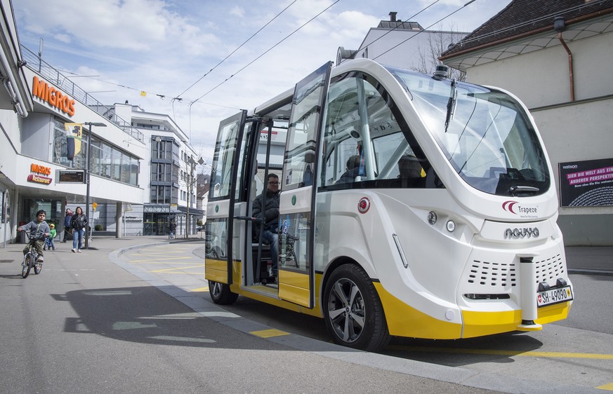 Der selbstfahrende Kleinbus Trapizio ist im Zentrum von Neuhausen im Strassenverkehr unterwegs, am Freitag, 30. Maerz 2018. Der selbstfahrende Bus verkehrt zwischen den beiden Haltestellen Neuhausen Z ...