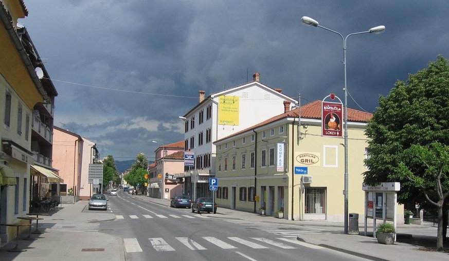 Die Hauptstrasse des slowenischen Dorfes Sezana.