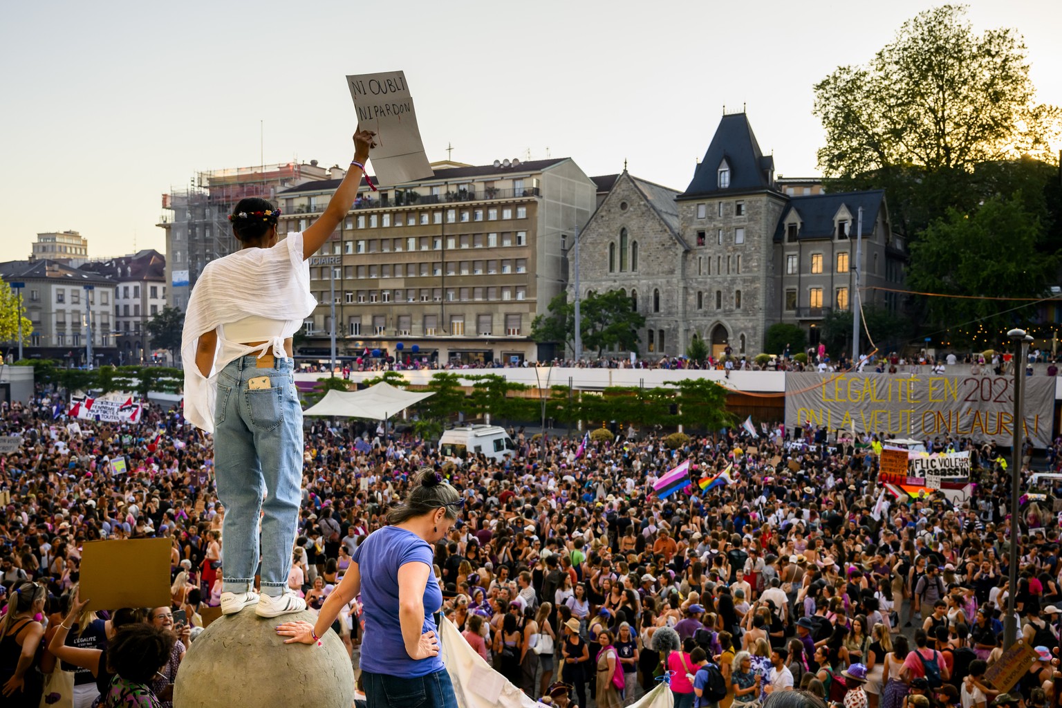 Des femmes manifestent sur la place de la Riponne pendant le grand cortege lors de la Greve feministe le mercredi 14 juin 2023 a Lausanne. (KEYSTONE/Jean-Christophe Bott)