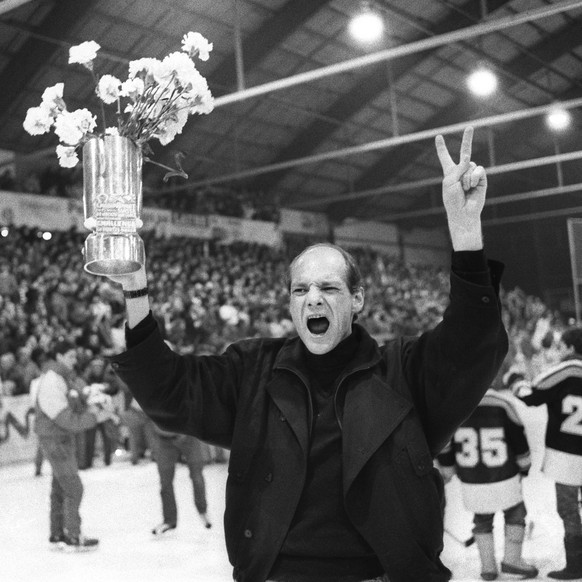 Schreiend präsentiert Slettvoll – nein, keine Blumenvase – 1986 den Meisterpokal.