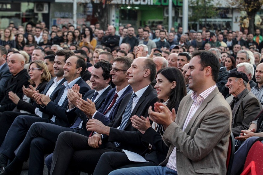 Faton Topalli (Mitte, mit Brille) inmitten von Parteigrössen.