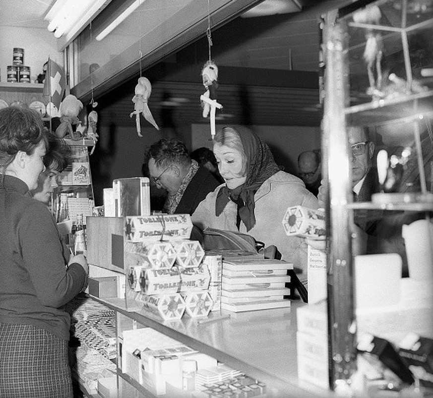 Marlene Dietrich Flughafen Kloten Januar 1964 (Photo by Schollenberger/RDB/ullstein bild via Getty Images)