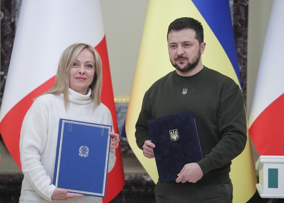 epa10482248 Ukraine&#039;s President Volodymyr Zelensky (R) and Italian Prime Minister Giorgia Meloni (L) attend a joint press conference following their meeting in Kyiv, Ukraine, 21 February 2023. Gi ...