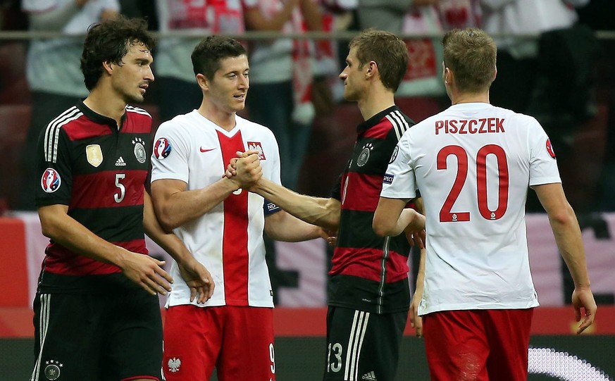 Wer gratuliert heute wem? Mats Hummels, Robert Lewandowski, Thomas Müller und Lukas Piszczek nach dem 2:0 der Polen gegen Deutschland 2014.