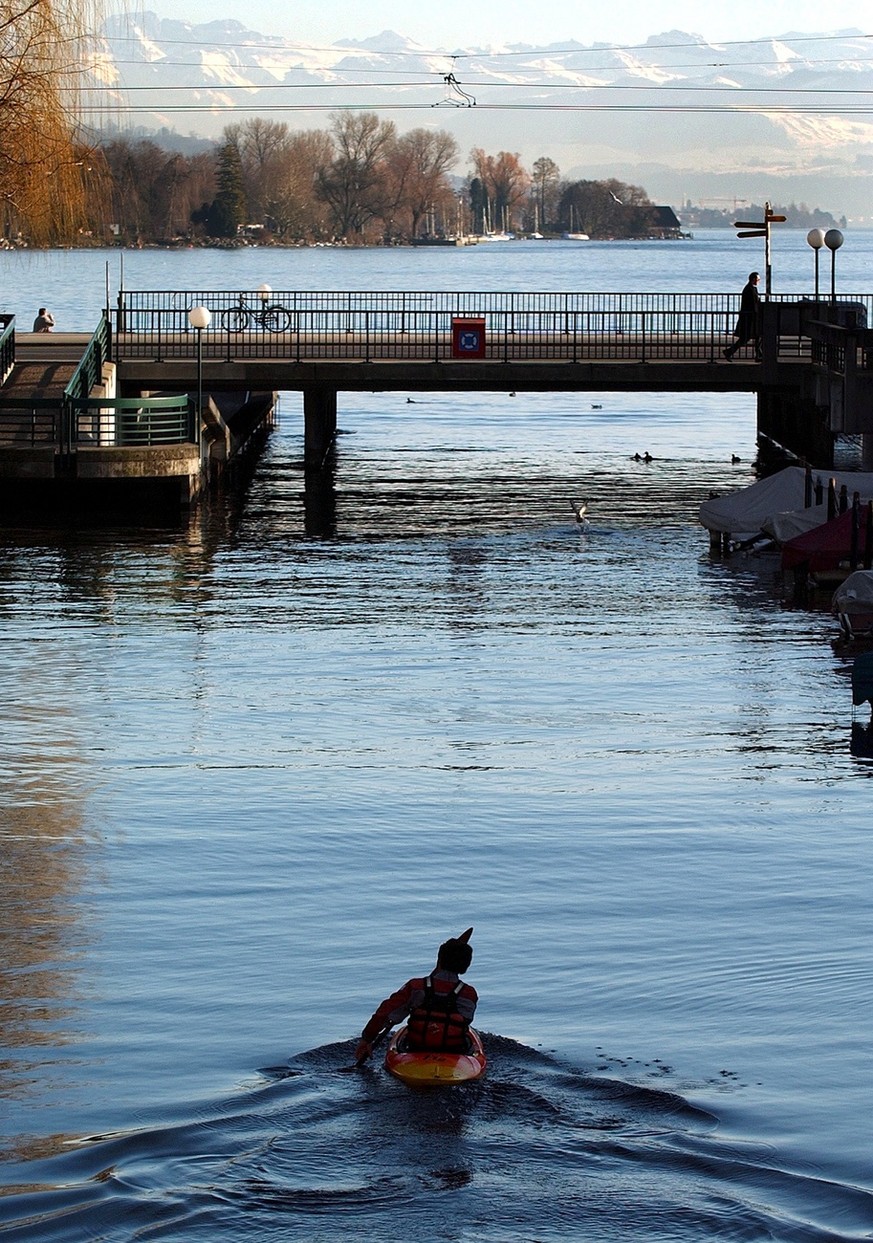 Bei fruehlingshaften Temperaturen um die 15 Grad paddelt dieser Kanute den Schanzengraben Richtung Zuerichsee runter und geniesst die Waerme, am Mittwoch, 5. Februar 2004. (KEYSTONE/Eddy Risch)