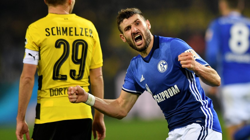 epa06350417 Schalke&#039;s Daniel Caligiuri (R) celebrates after scoring the 4-3 goal during the German Bundesliga soccer match between Borussia Dortmund and FC Schalke 04 in Dortmund, Germany, 25 Nov ...