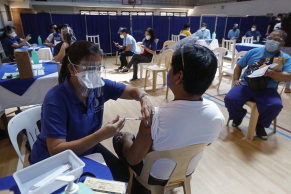epa09586550 Health workers administer Pfizer COVID-19 vaccine booster shots to fellow healthcare workers at the National Kidney and Transplant Institute in Quezon City, Metro Manila, Philippines, 17 November 2021. The Philippines began inoculation of booster shots for frontline workers on 17 November, as more vaccine shipments arrive in the country and lockdown protocols in Metro Manila and other provinces have slowly eased.  EPA/ROLEX DELA PENA