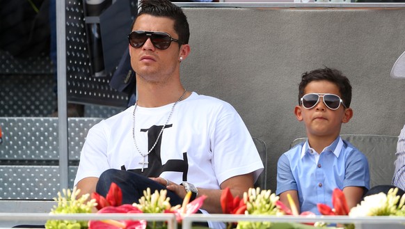 Sogar die Brillen sind gleich: Ronaldo und Ronaldo Junior bei einem Tennis-Match.