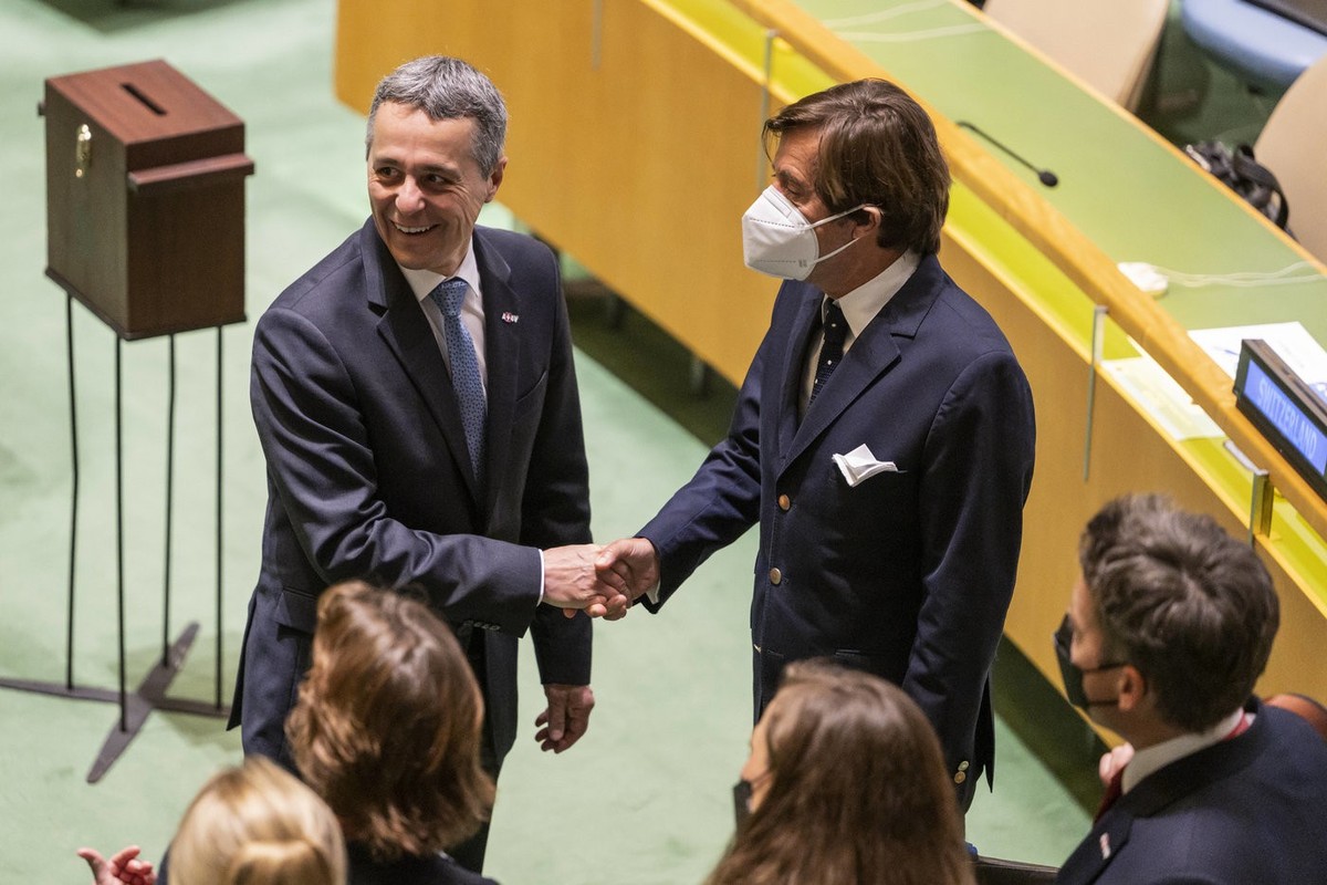 Ignazio Cassis salue Nicolas de Riviere, l'ambassadeur français auprès de l'ONU.