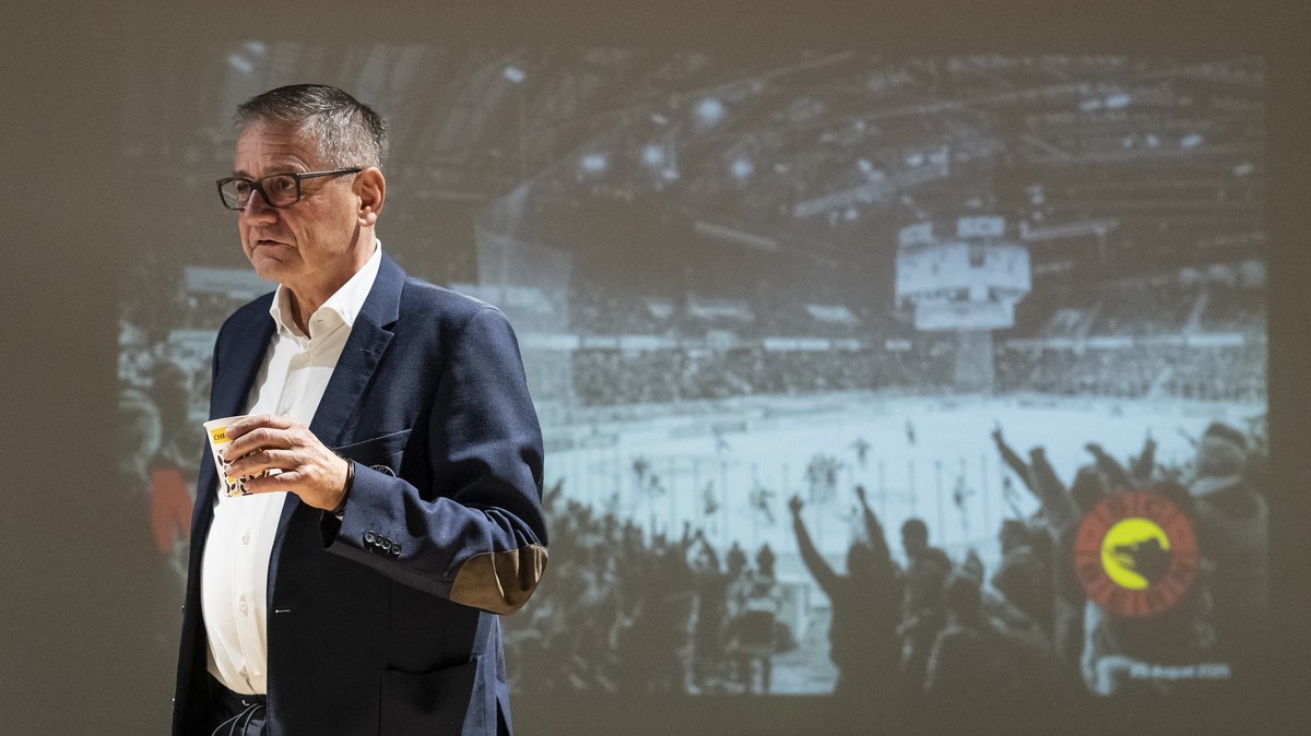 Marc Luethi, CEO, erhebt sich am Ende der Saison Medienkonferenz des SC Bern am Montag, 25. August 2025 in der Postfinance Arena in Bern. Am 9. September spielt der SCB sein erstes Spiel der Saison 20 ...